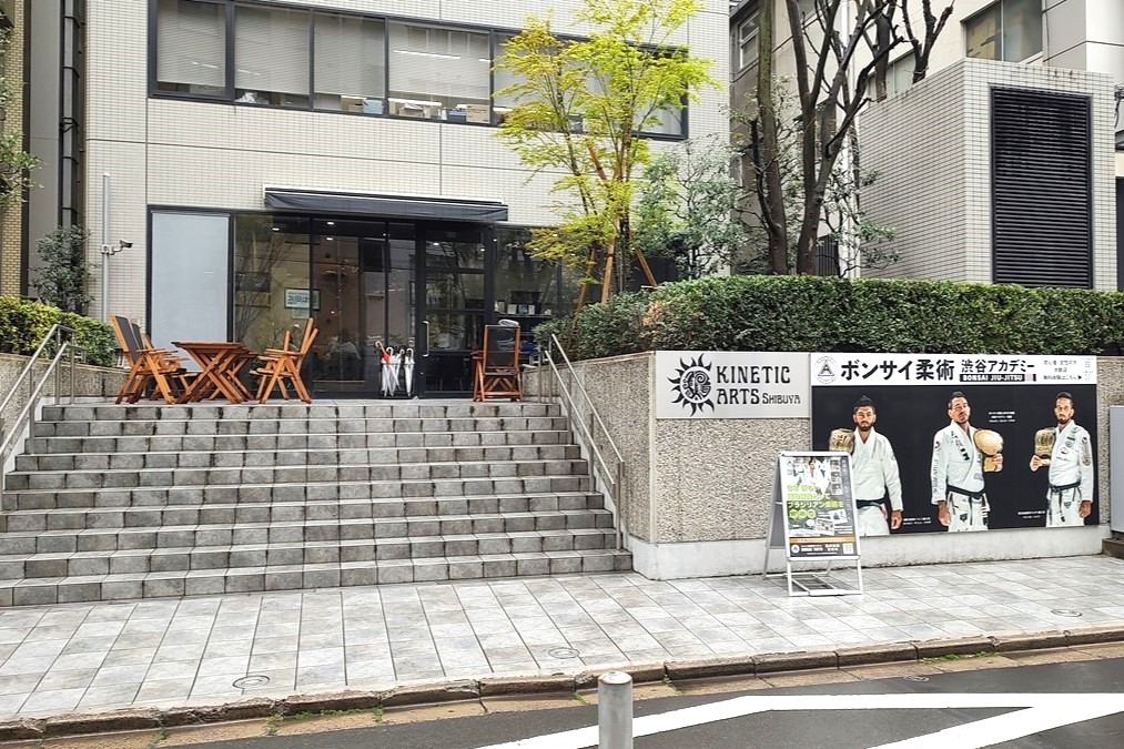 夜入り口